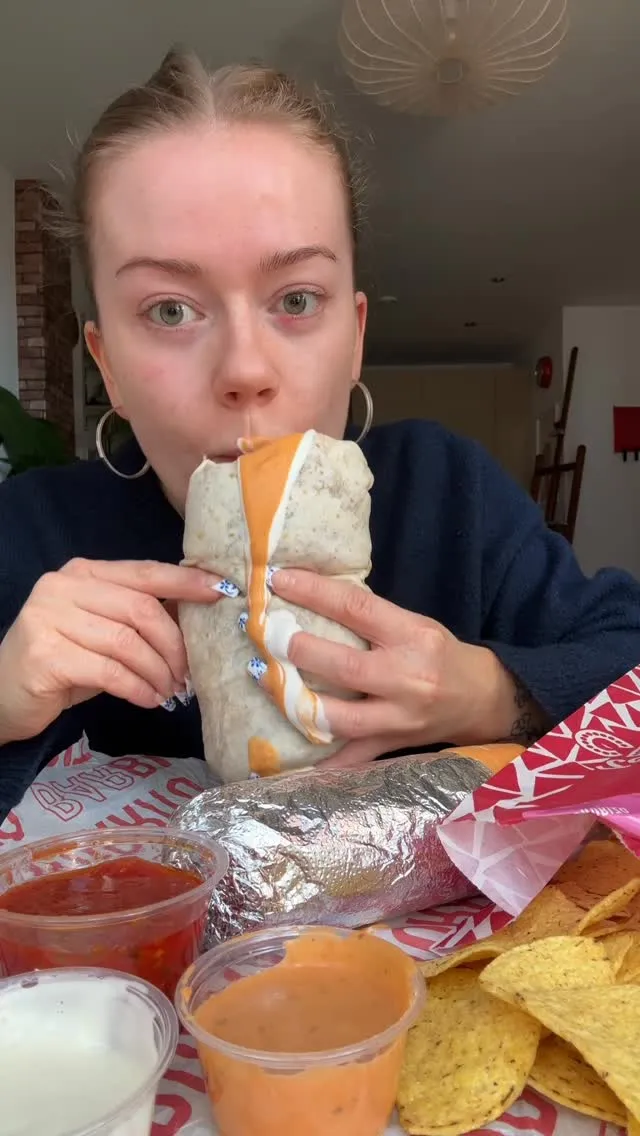 AD Next time I need to try that new chipotle vegan steak in my lil classic burrito - the food is so fresh I loveee :)